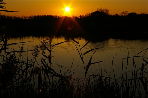 zapad slnka nad jazerom...