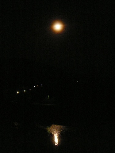 mesiac v duhe a jeho obraz vo vode