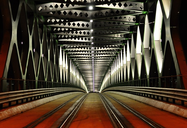 Bratislavsky Stary most - vecerny pohlad