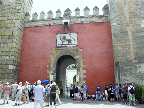 (1450) Sevilla - turistický vchod do kráľovského paláca Alkazár