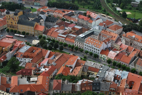 Pohľad z Trenčianského hradu na Mierové námestie