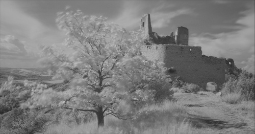 infra pohľad na čachtický hrad