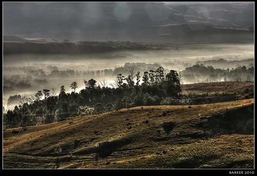---Drakensberg pod Lesothom v rannom opare---