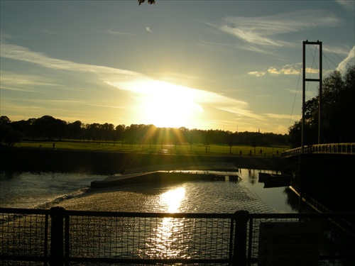 CARDIFF park zapad slnka