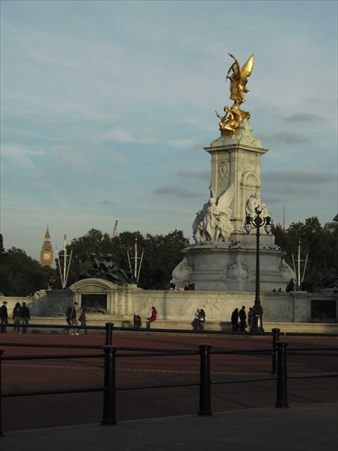 pred Buckingham Palace  Big Ben v pozadí