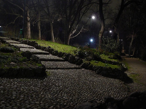 nočná záhrada v Miláne