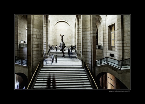 život v Louvre