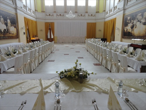 príprava sály na svadobnú hostinu