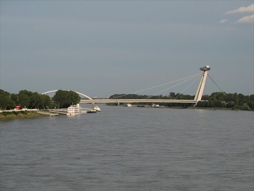 Novy most (SNP) s Mostom Apollo (obluk vlavo v pozadi)