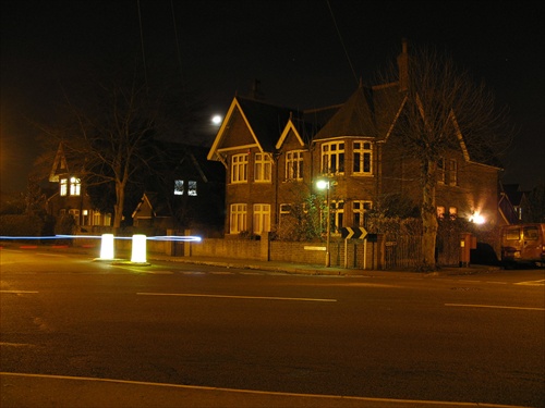 Anglicky dom v noci, Egham, UK