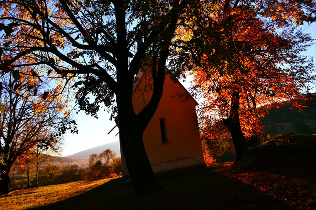 kostol na jeseň