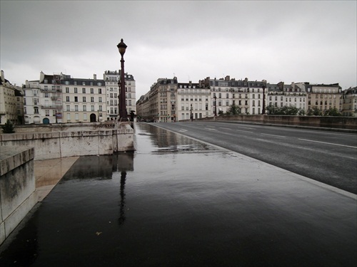 Po daždi na parížskom moste