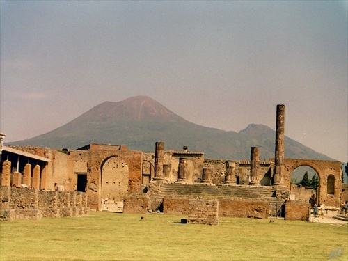 Pompeje,v pozadí sopka Vezuv