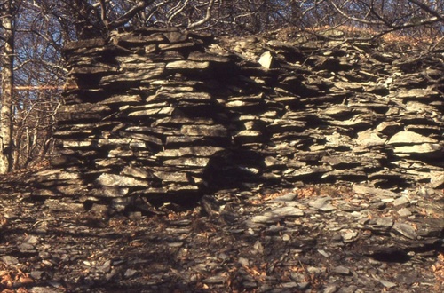 skalná stena pod hradom
