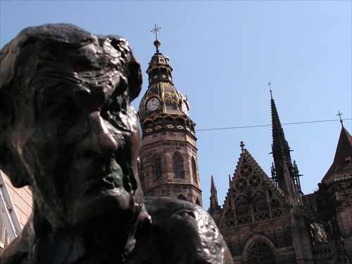 Socha na Alžbetinej ulici s vežou Dómu sv. Alžbety v Košiciach.