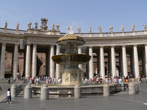 Fontána - námestie sv. Petra - Vatikán