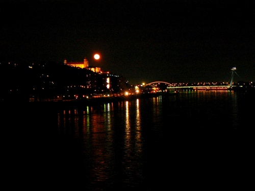 Bratislava v noci1