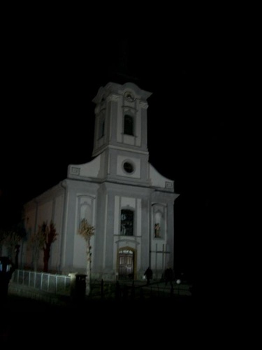 Noc pri kostole sv. Martina v Kapušanoch