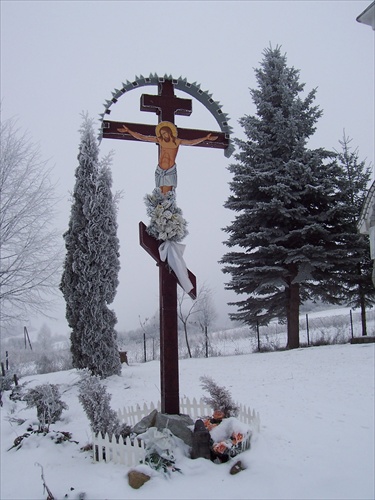 Kríž pri chráme