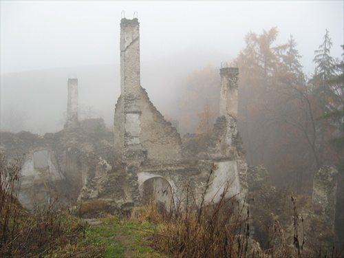 Sklabinský hrad počas jesennej hmly
