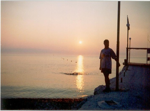 Korfu plávanie pri východe slnka