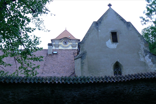 Za múrmi kláštora(Červeného)