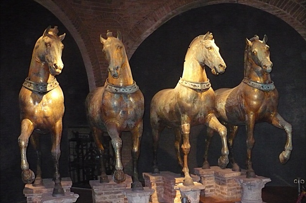 Pozlátený bronzový štvorzáprah v múzeu baziliky sv. Marka