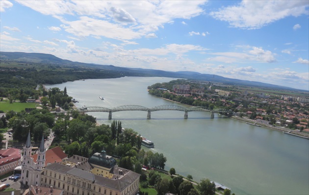 Dunaj - rozdeľuje aj spája
