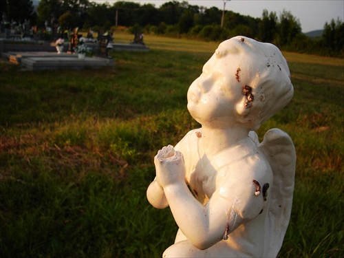 Zničená soška anjela