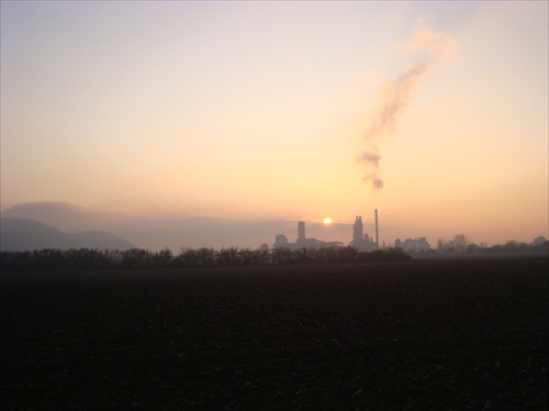 západ slnka nad fabrikou