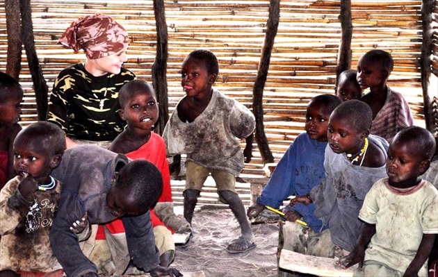 masaiske deticky v skole a navsteva bieleho chlapca