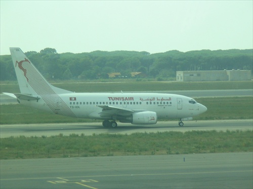 Tunisair Boeing 737 na letisku v Ríme