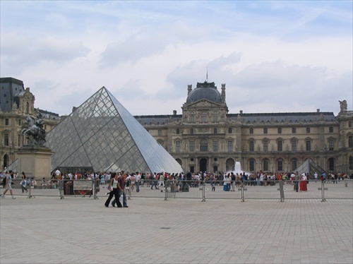 A tajný bočný vchod do Louvre je kde?