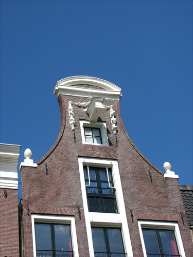 Dom s hákom na kladku v Amsterdame