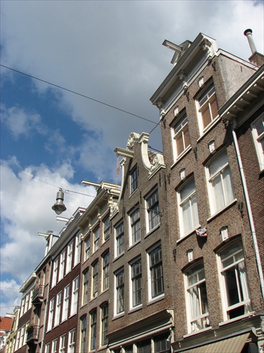 Domy s hákmi na kladky v Amsterdame