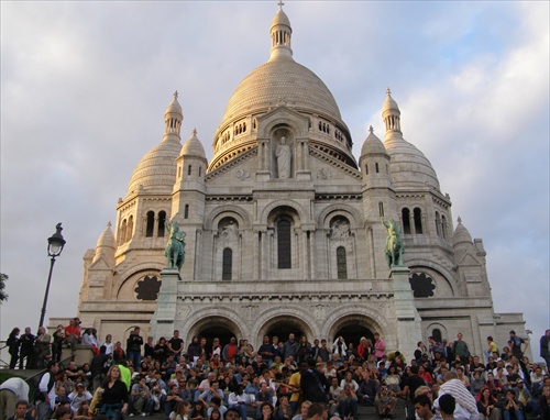 Zraz turistov pred Sacre Coeur