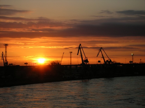 Východ slnka nad prístavom