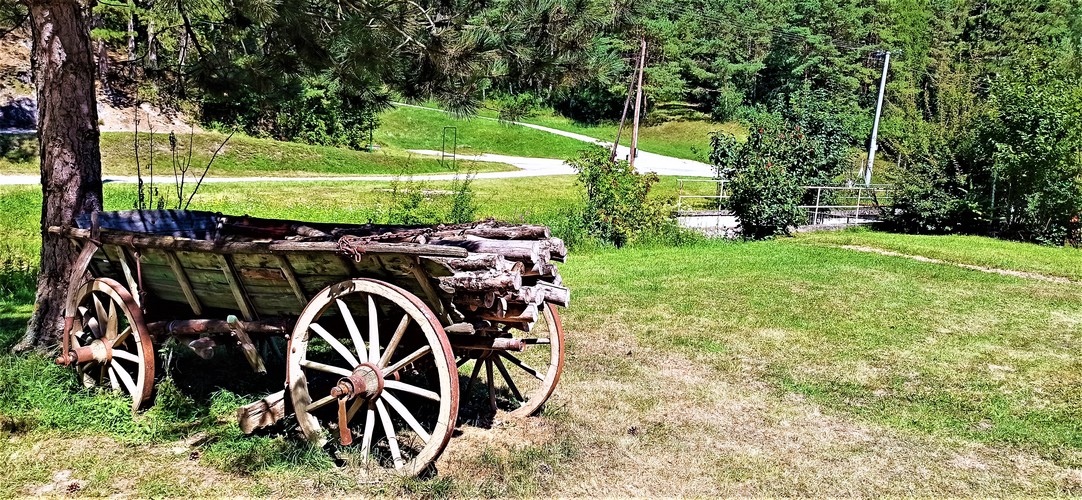 Starodávny voz na seno a drevo.