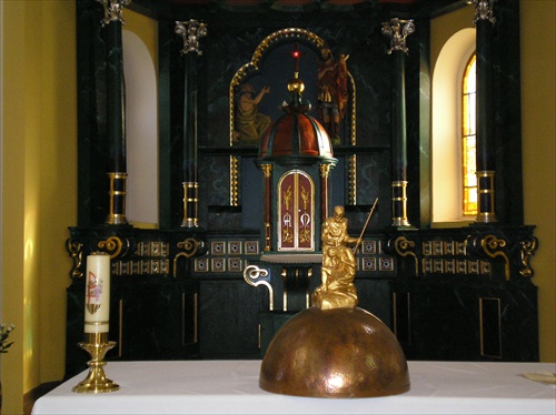 Kostolní oltár Zemné