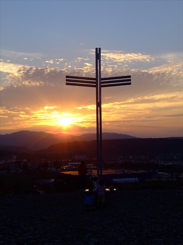 Kríž pri západe slnka
