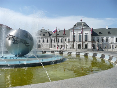 Fontána a prezidentský palác