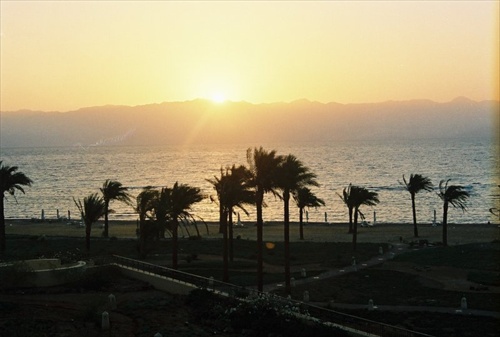 Východ slnka nad plážou v Tabe a Jordánskym pobrežím