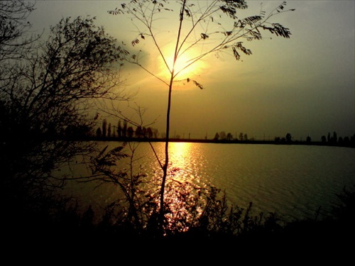 západ slnka nad jazerom