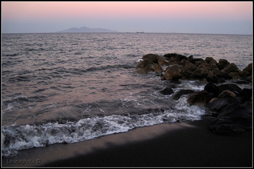 ...čierna pláž po západe slnka...