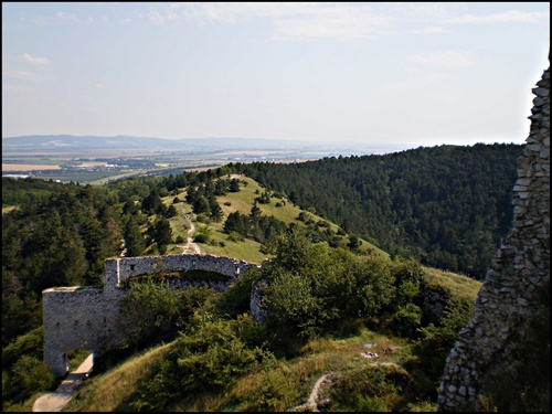 Výhľad z Čachtického hradu