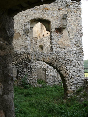 beckov hrad2