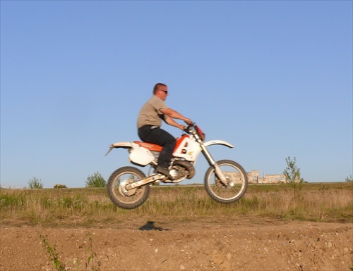 prsnáčov skok-beckov motokros