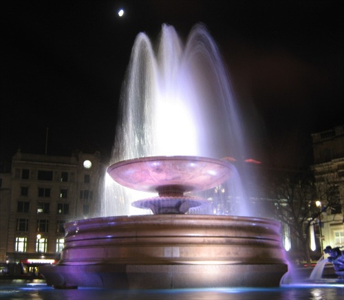 nočná fontána