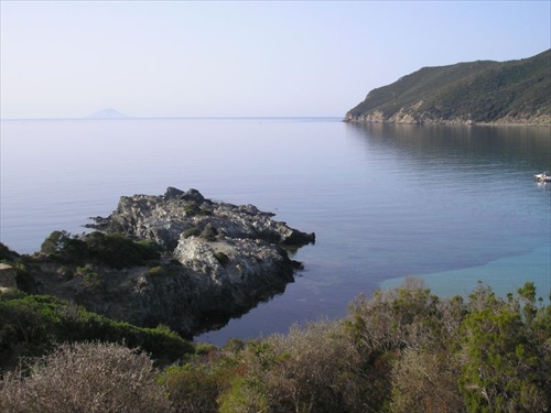 Ostrov MonteCristo v pozadi