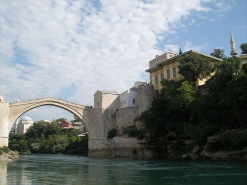 Mostar - nad hladinou rieky Neretvy